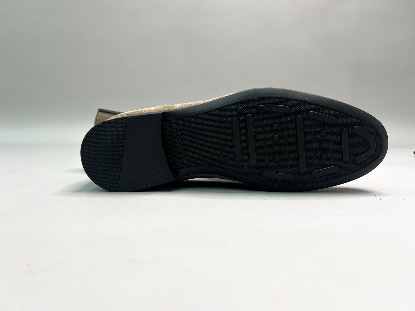 MOCASSINO CON NAPPINE IN CAMOSCIO TAUPE